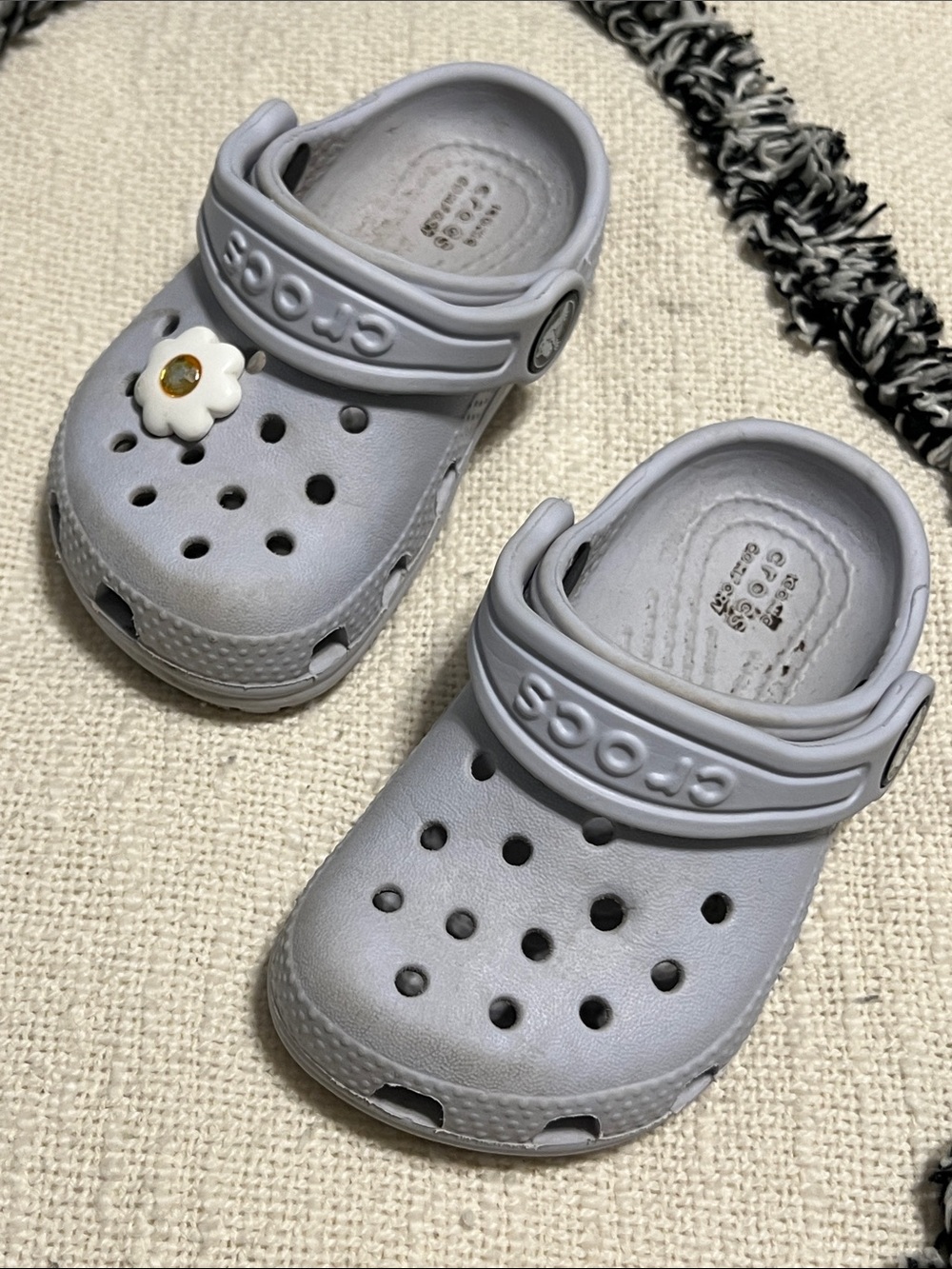 CROCS Infant Size 5 Classic Clog in Light Purple with Daisy Jibbitz